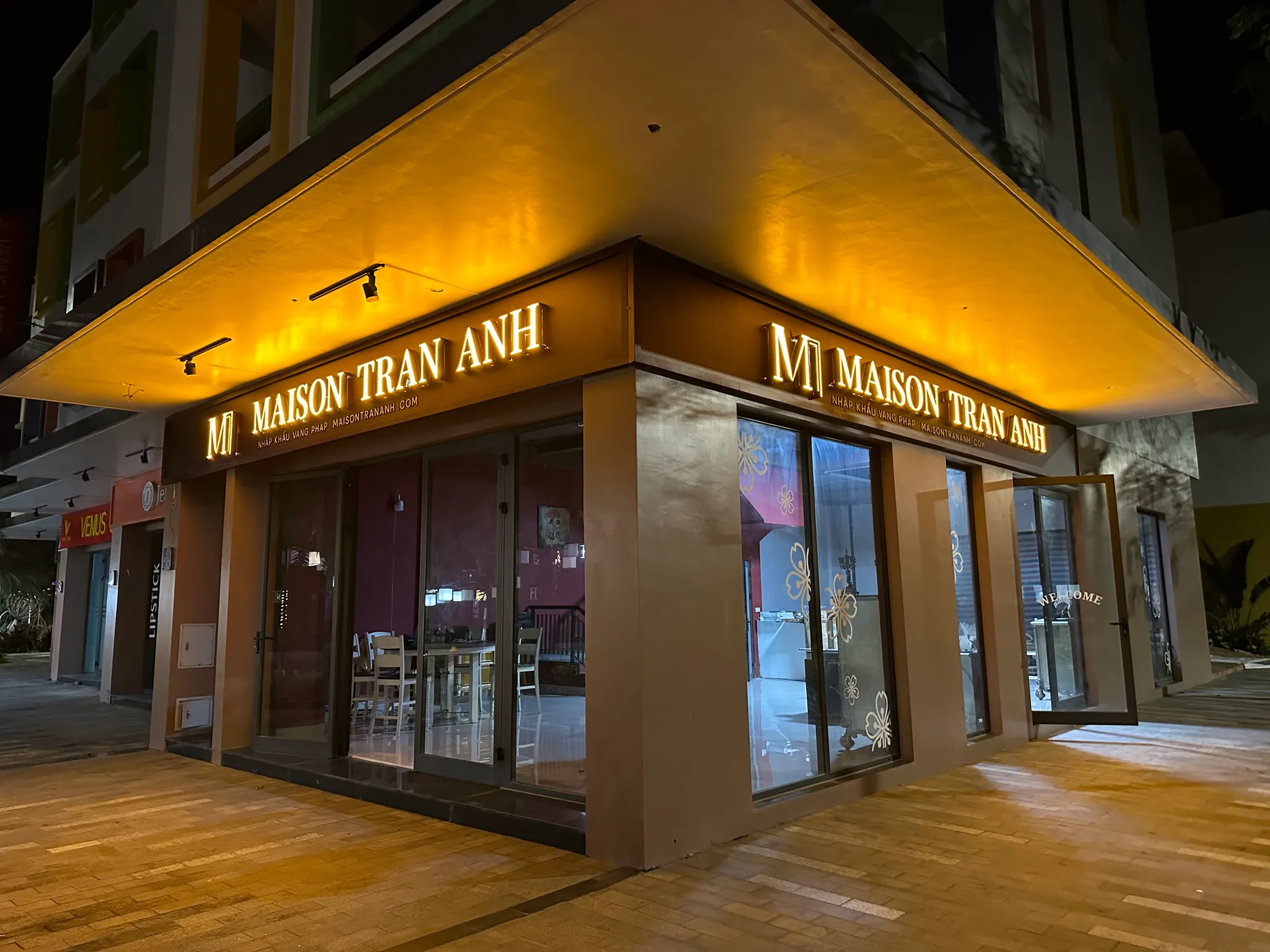 Mặt tiền cửa hàng Maison Trần Anh lúc lên đèn, APC 46 An Thới